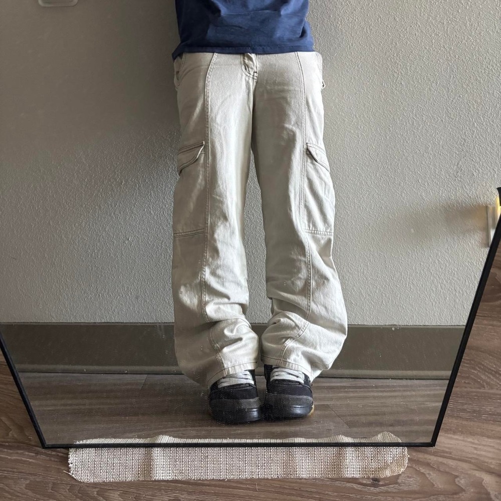 Vintage Y2K/2000s Cream Streetwear Cargo Pants! 26x30